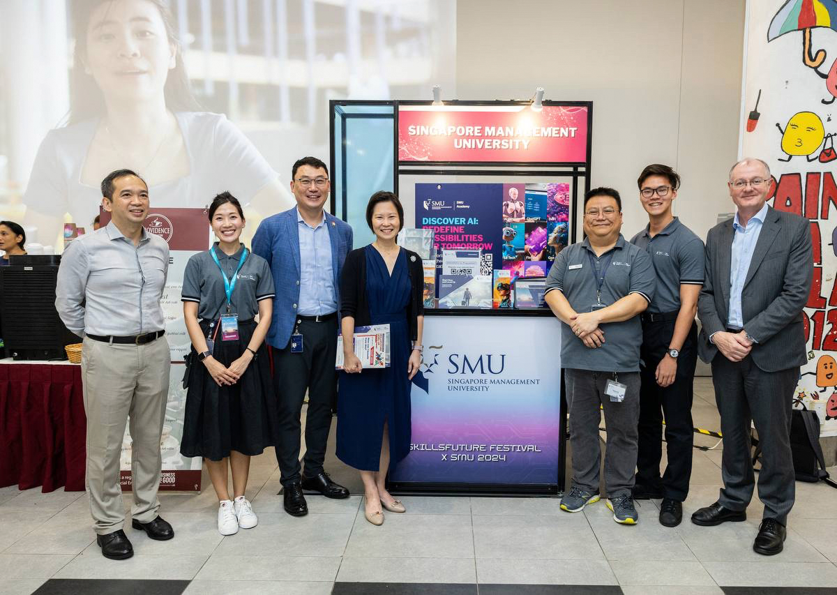 MOS Gan (middle) with SSG CEO Tan Kok Yam (1st fr L), Exec Dir of SMU Academy Jack Lim (3rd fr L), SMU Provost Prof Timothy Clark (1st fr R), SMU Academy staff