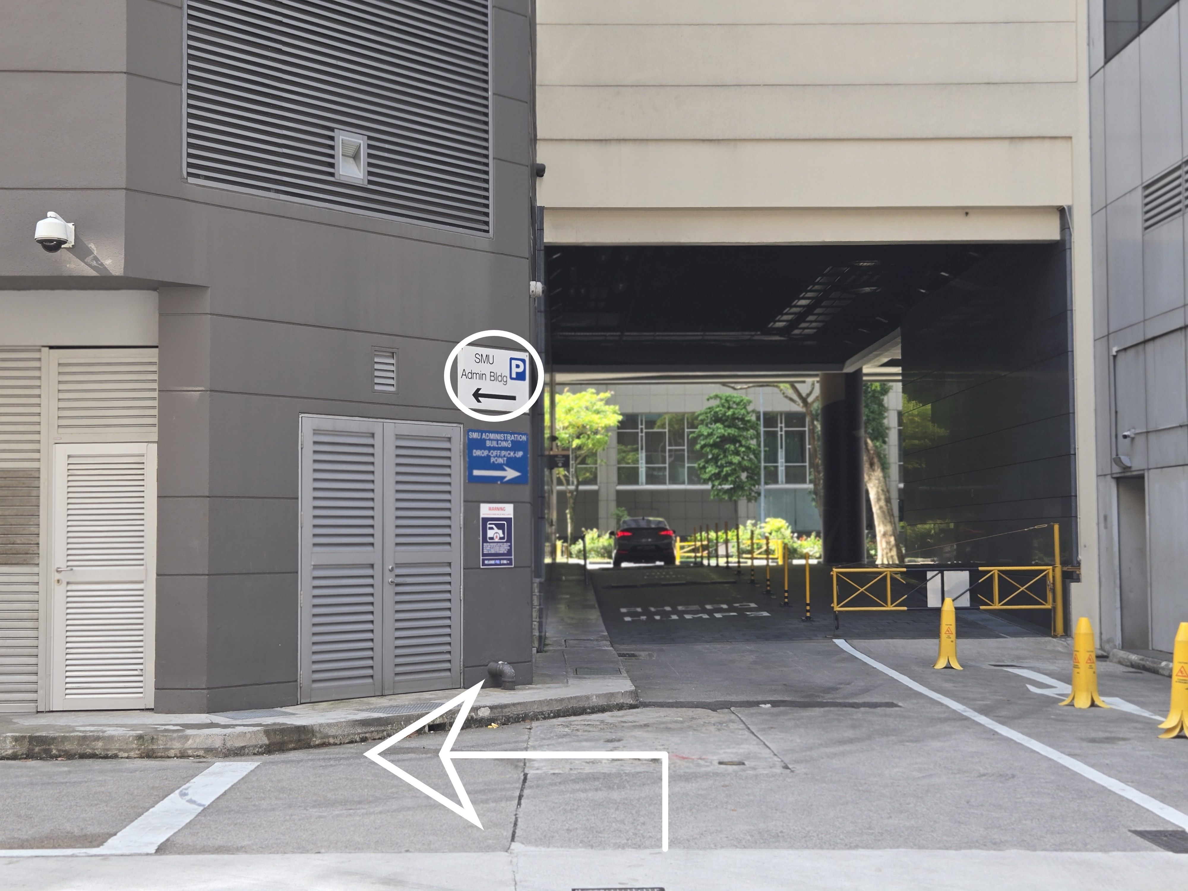 Straight lane toward the Administration Building carpark